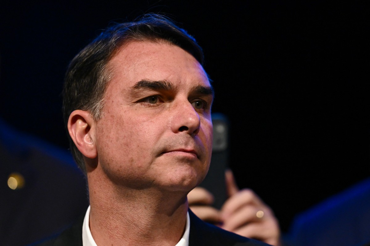 Análise Digital: Flávio Bolsonaro Lidera Engajamento em Segurança, Caiado se Destaca em Publicações