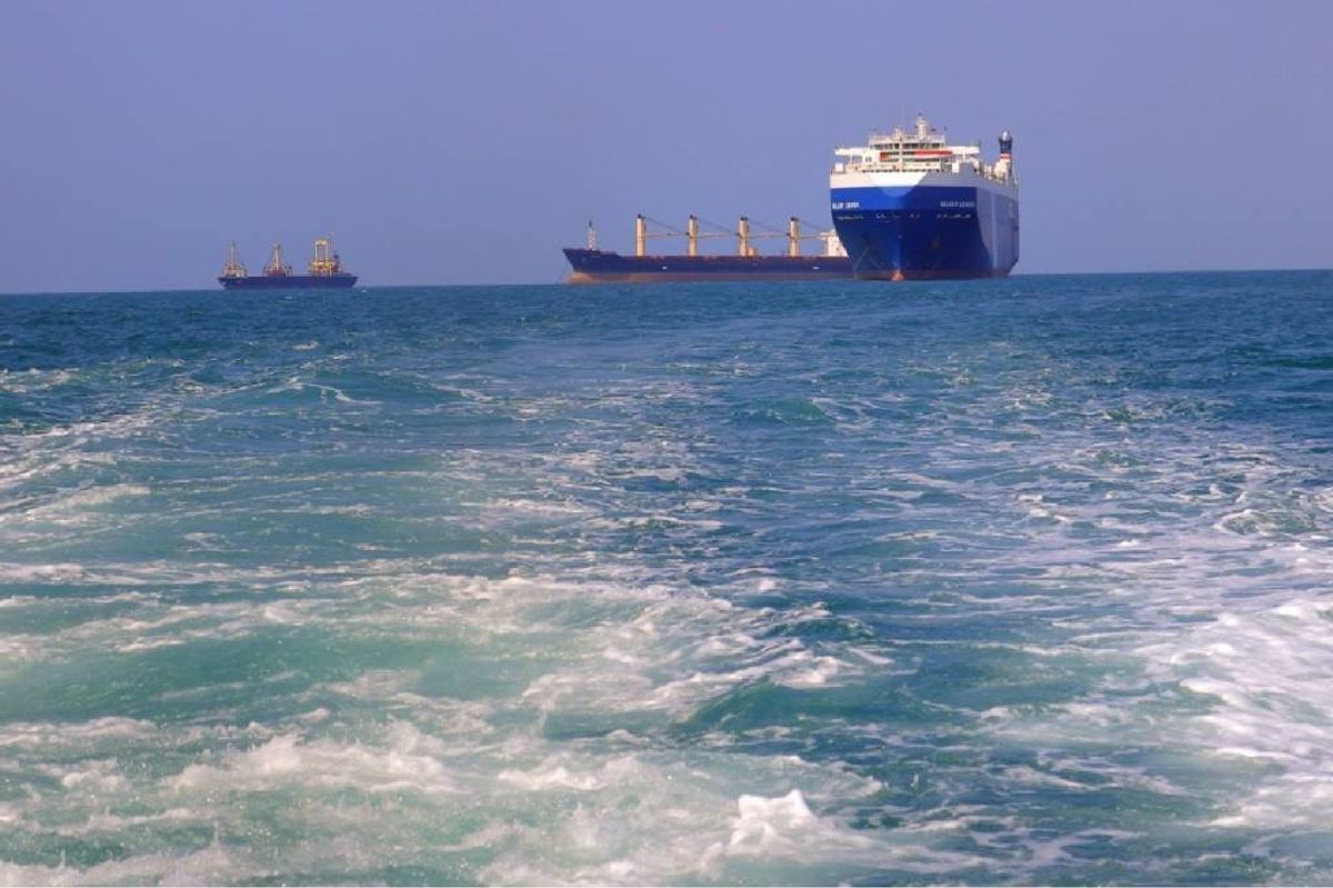 Ataque a Navio no Mar Vermelho Resulta em Mortes e Retoma Tensões Regionais