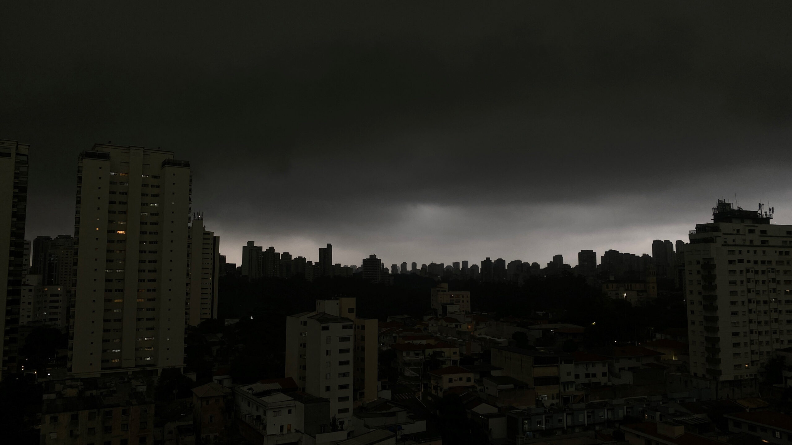 As fortes chuvas que atingiram o Sul do Brasil nos últimos dias deixaram 2.915 pessoas fora de casa até domingo (13). O Paraná concentra o maior número de afetados, com 2.057 desalojados e 362 desabrigados em 58 municípios. Santa Catarina registra 476 pessoas fora de casa e o Rio Grande do Sul contabiliza 20 desalojados.