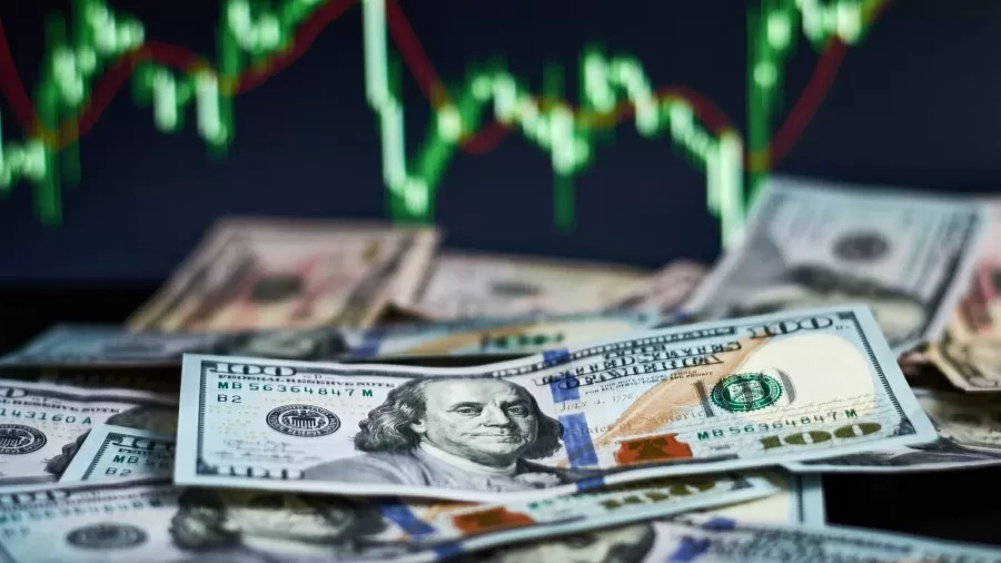Dólar inicia o dia em baixa após corte da Selic pelo Copom