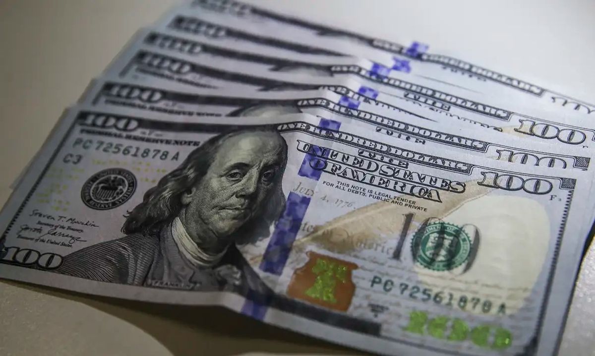Dólar recua com dados de inflação dos EUA e mercado atento a balanços