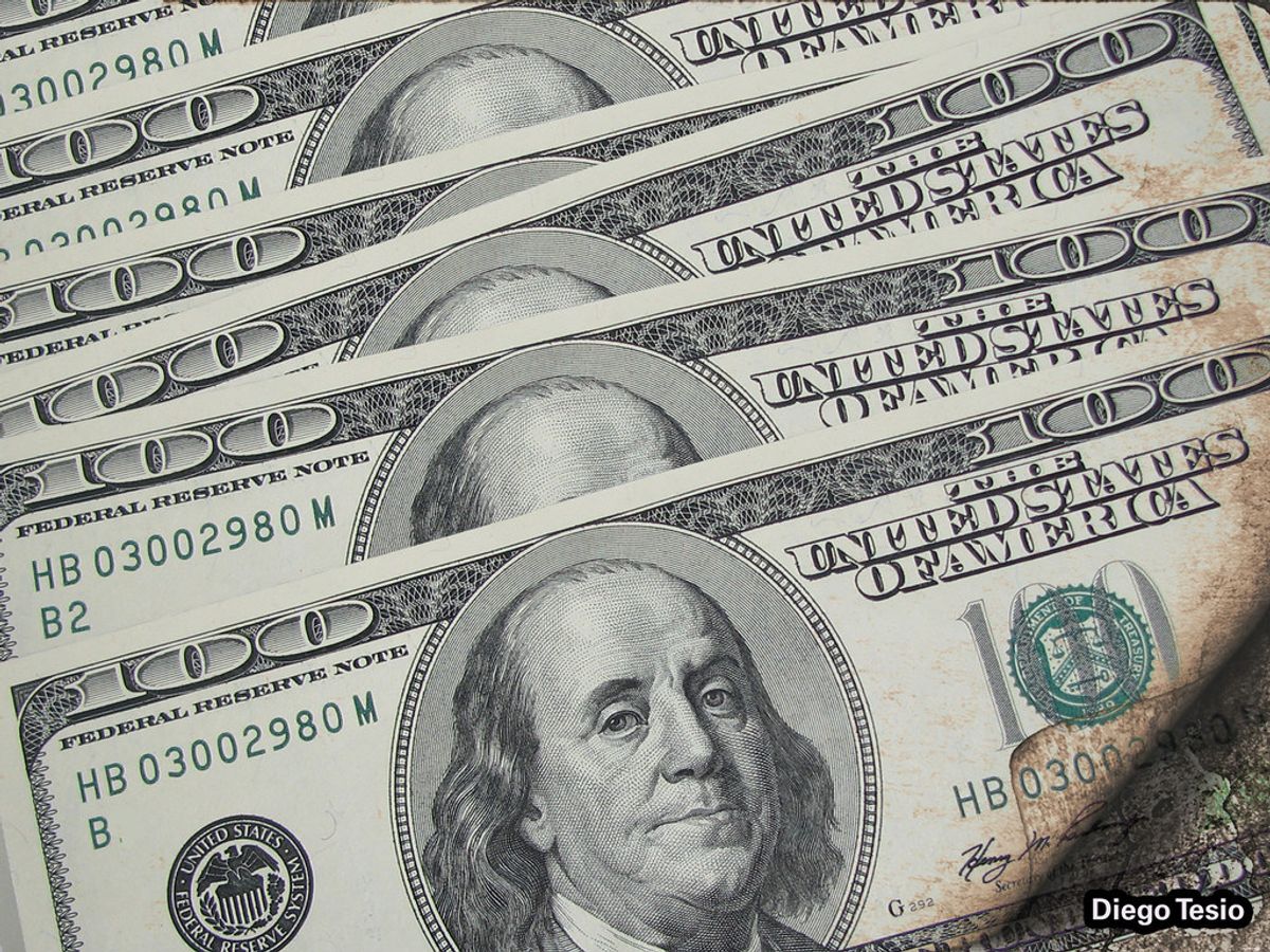 Dólar avança com petróleo em alta e tensão geopolítica; Bolsa recua
