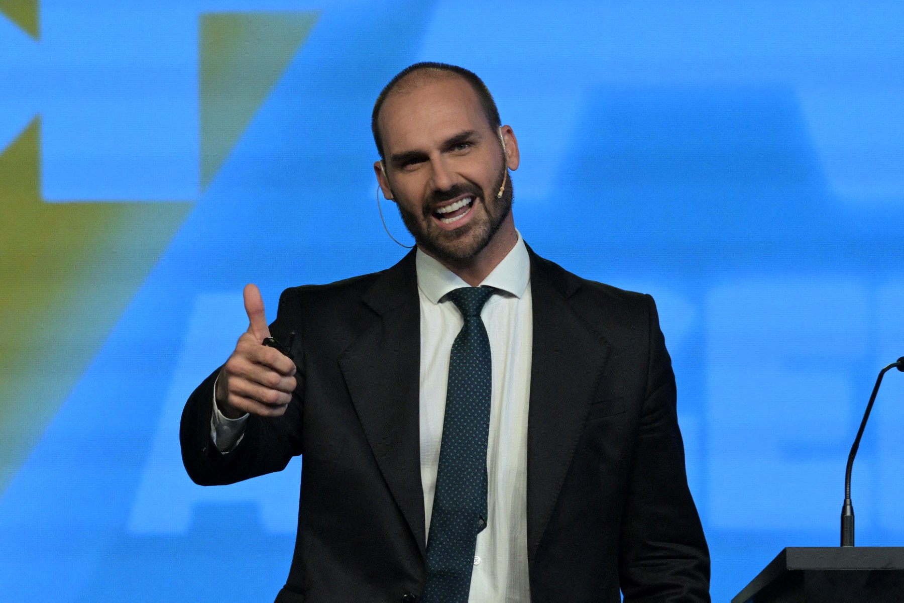 Eduardo Bolsonaro Contesta Obrigatoriedade de Vacinação Infantil no Brasil