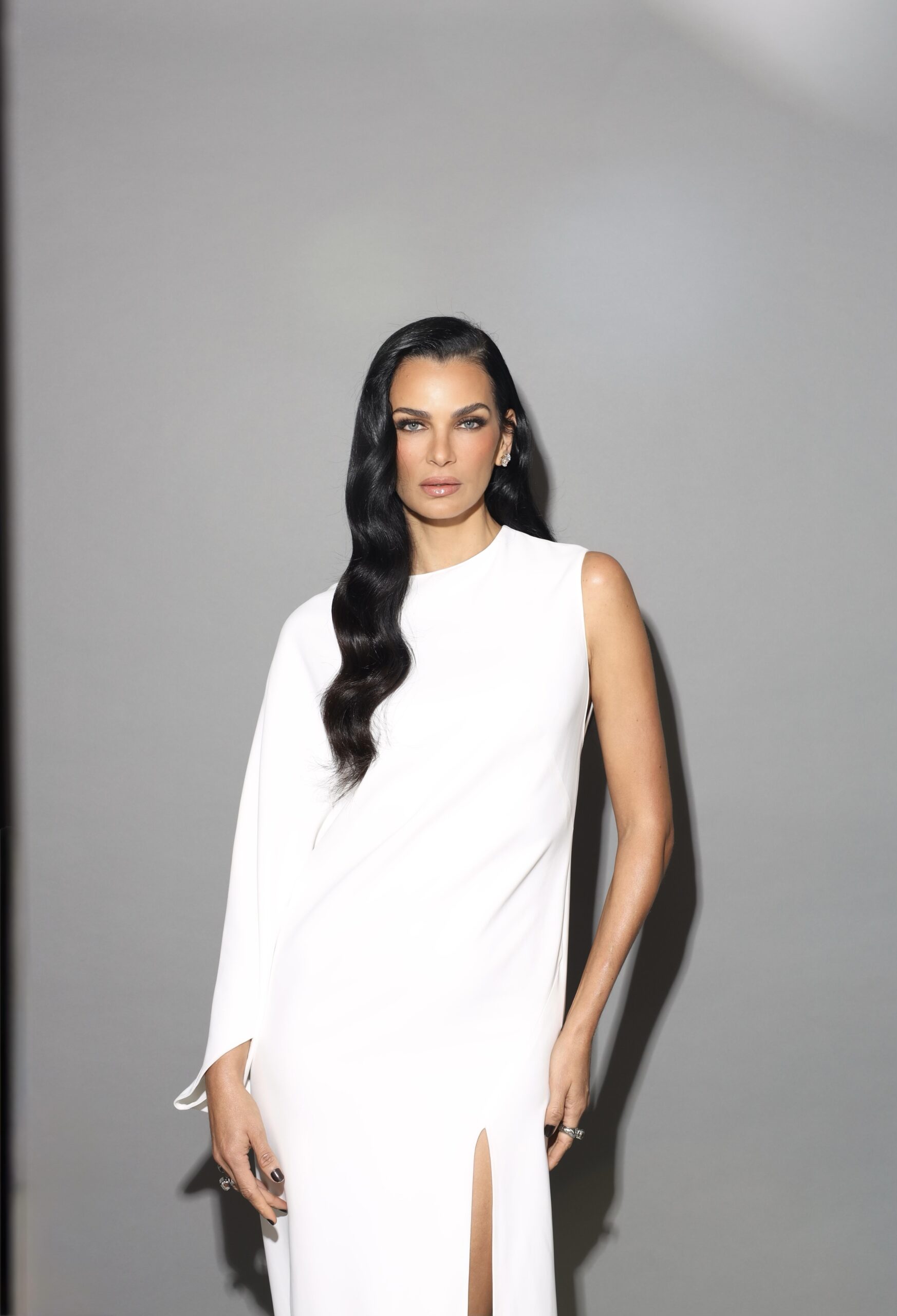 Fernanda Motta Brilha de Branco no Baile do BB com Look Assinado por Reinaldo Lourenço