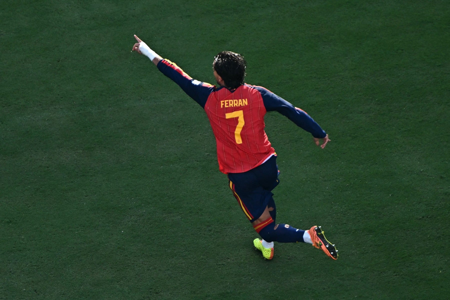 Ferran Torres Assina com o Paris Saint-Germain após Título Mundial com a Espanha