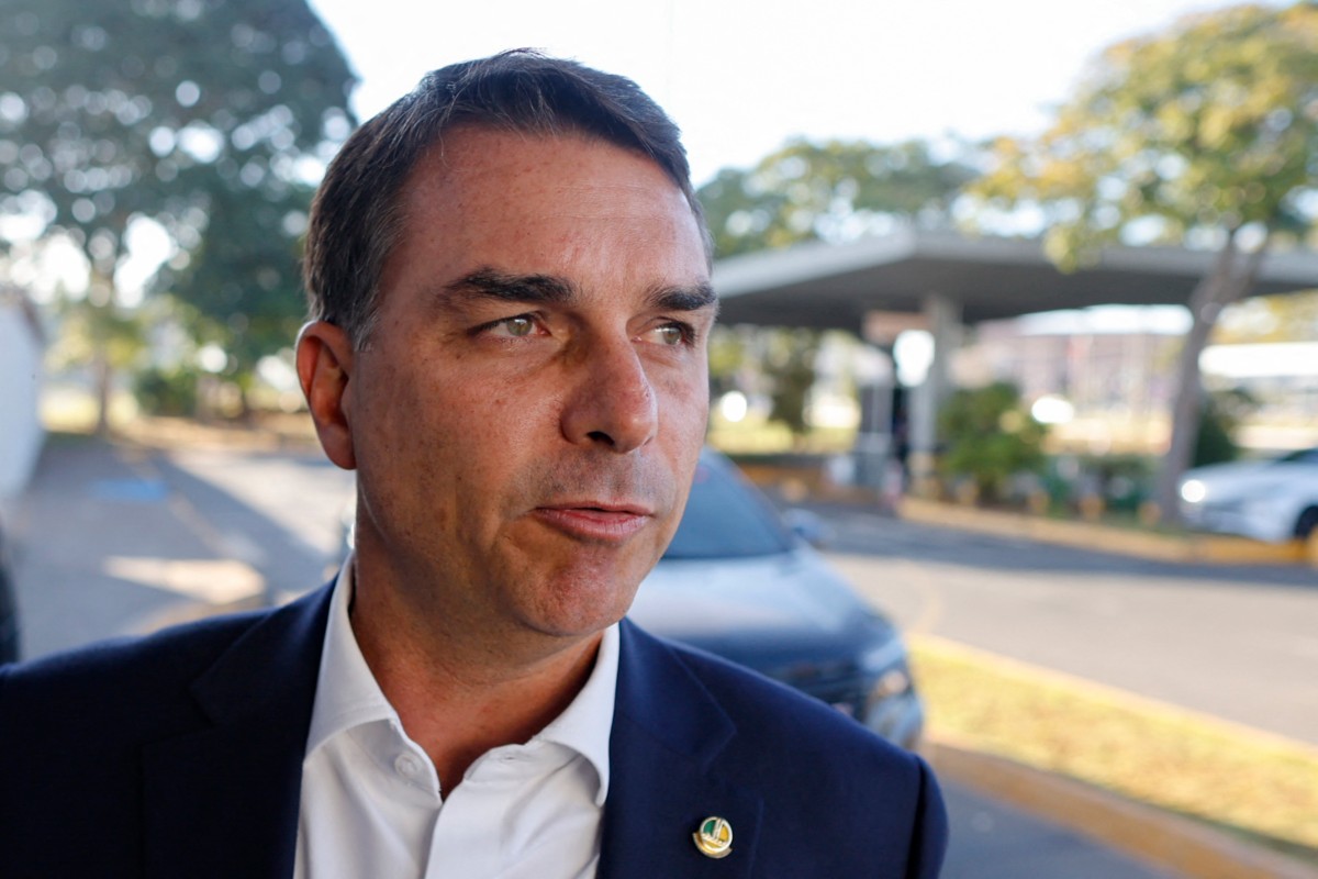 Flávio Bolsonaro pressiona Cármen Lúcia sobre investigação de Moraes
