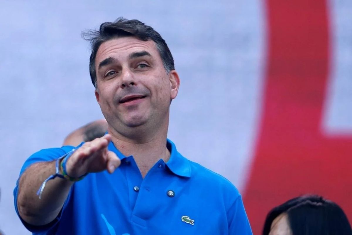 Flávio Bolsonaro minimiza papel em financiamento de 'Dark Horse' e ironiza uso de imagem