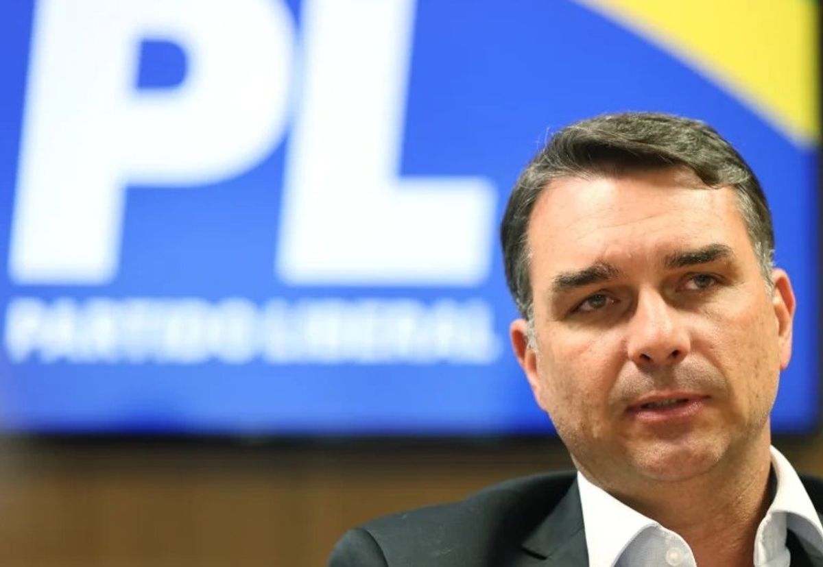 Flávio Bolsonaro à frente de Lula no segundo turno pela primeira vez, segundo pesquisa PoderData