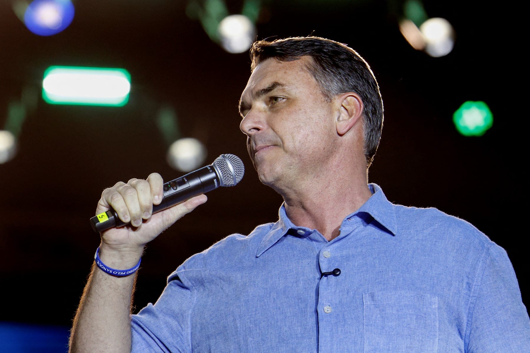 Flávio Bolsonaro ora por pai em culto em SP e pede 'espada da justiça' nos três poderes