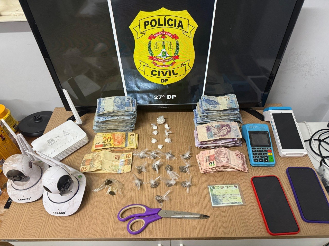 Gêmeos são presos por vender skunk em maço de cigarros no DF