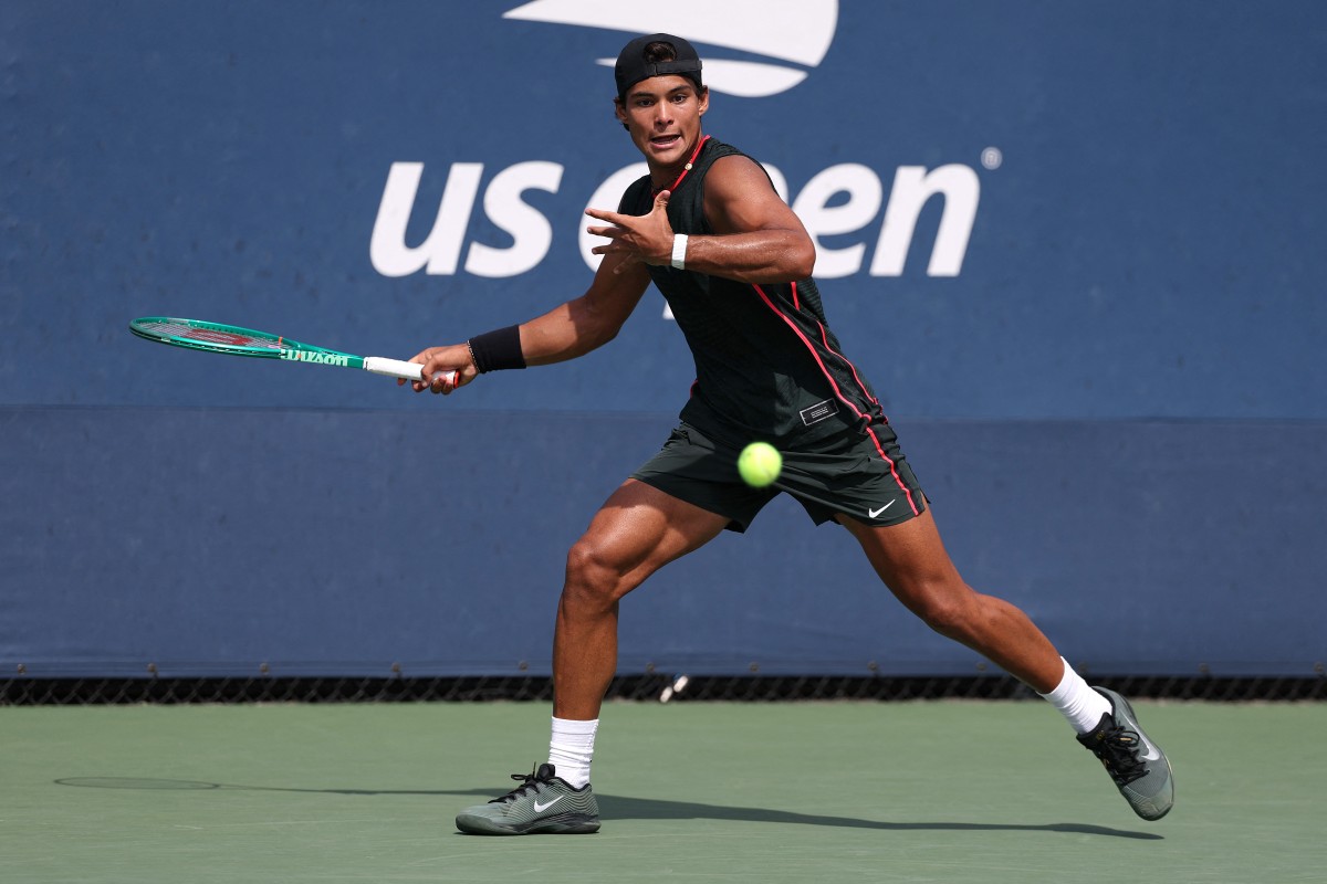 Líder do ranking mundial em sua faixa etária, o tenista brasileiro de 17 anos teve reação incrível no super tie-break, salvou quatro match points, mas perdeu por 2 a 1 para o norte-americano Marcel Latak