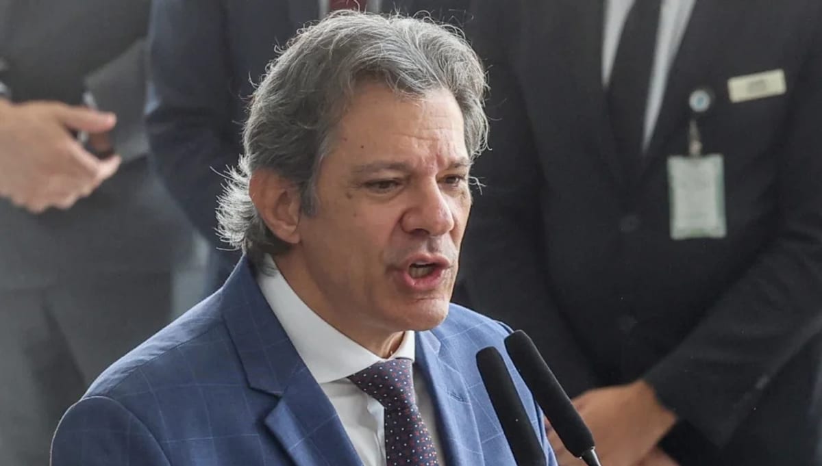 Candidato do PT ao governo de São Paulo reforça intenção de reavaliar concessões da Sabesp, linhas da CPTM e pedágios free flow, citando reclamações de usuários e deterioração das finanças estaduais.