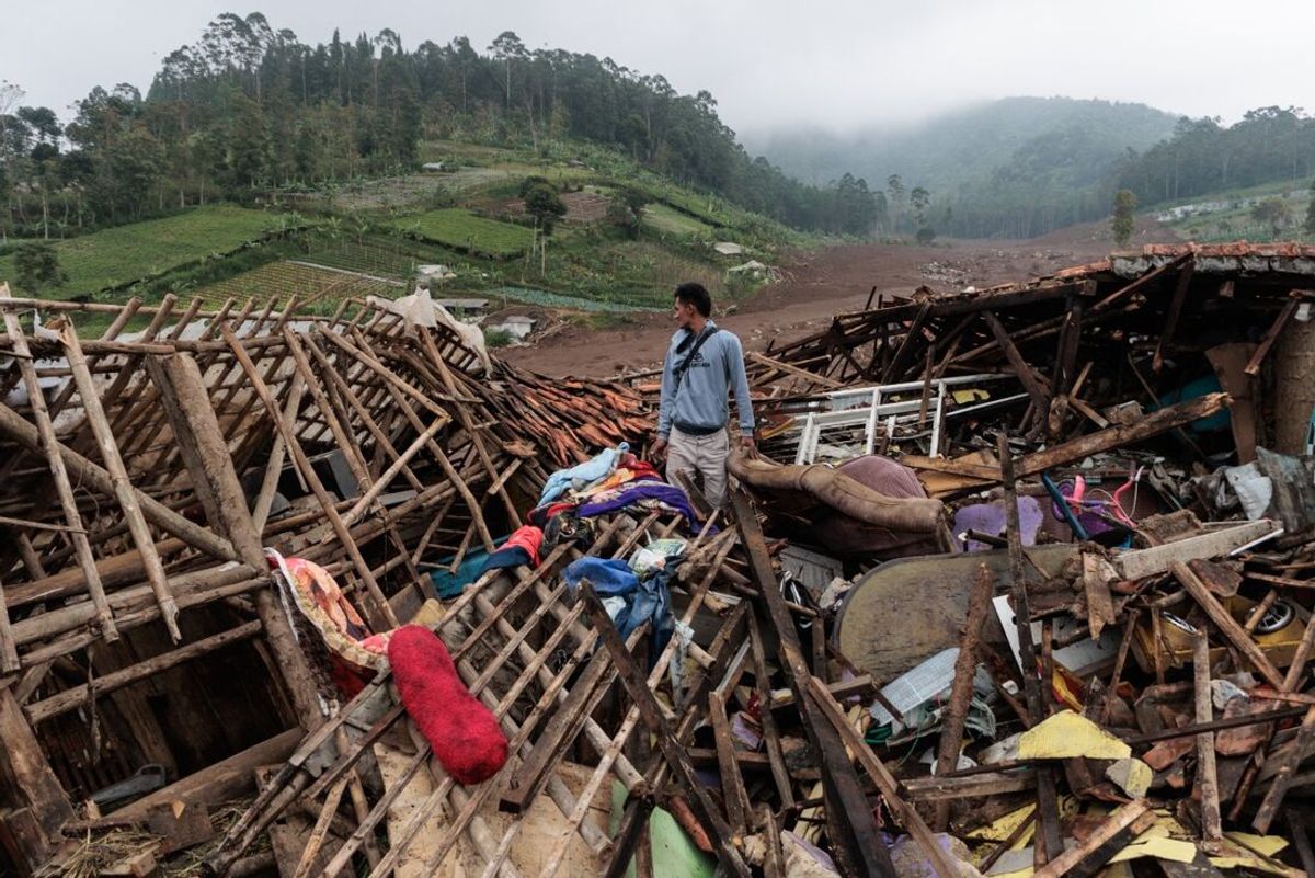 Idosa Resgatada Viva Após Três Dias Sob Escombros de Terremoto na Indonésia