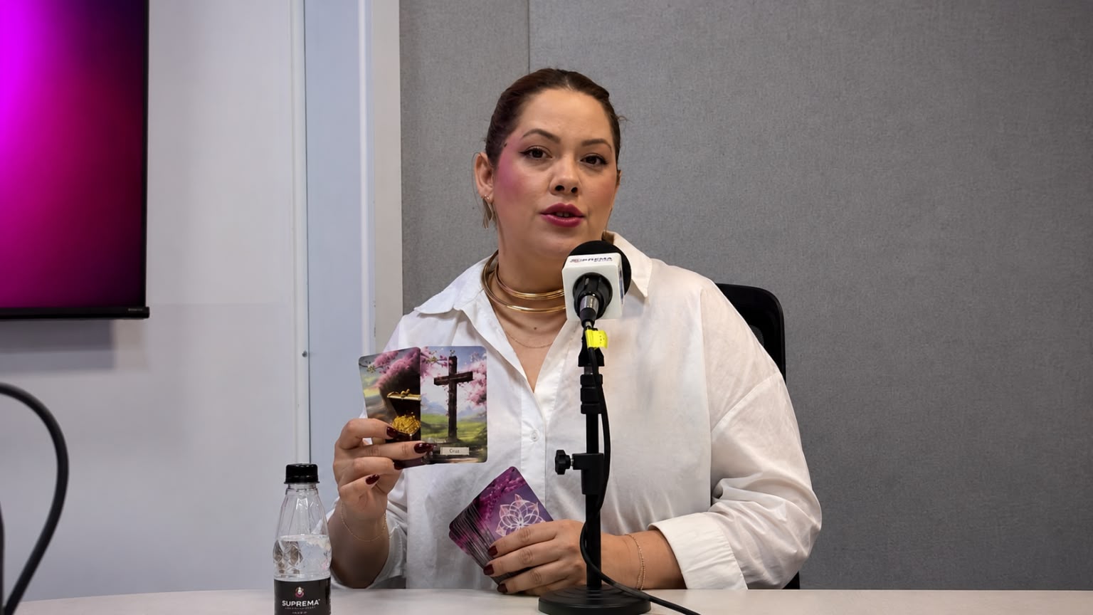 Jéssica Sensitiva participa de programa de rádio e anuncia lançamento literário