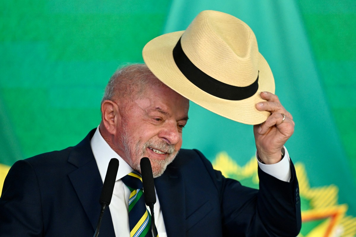 Lula destaca medidas para mulheres em comício em Curitiba