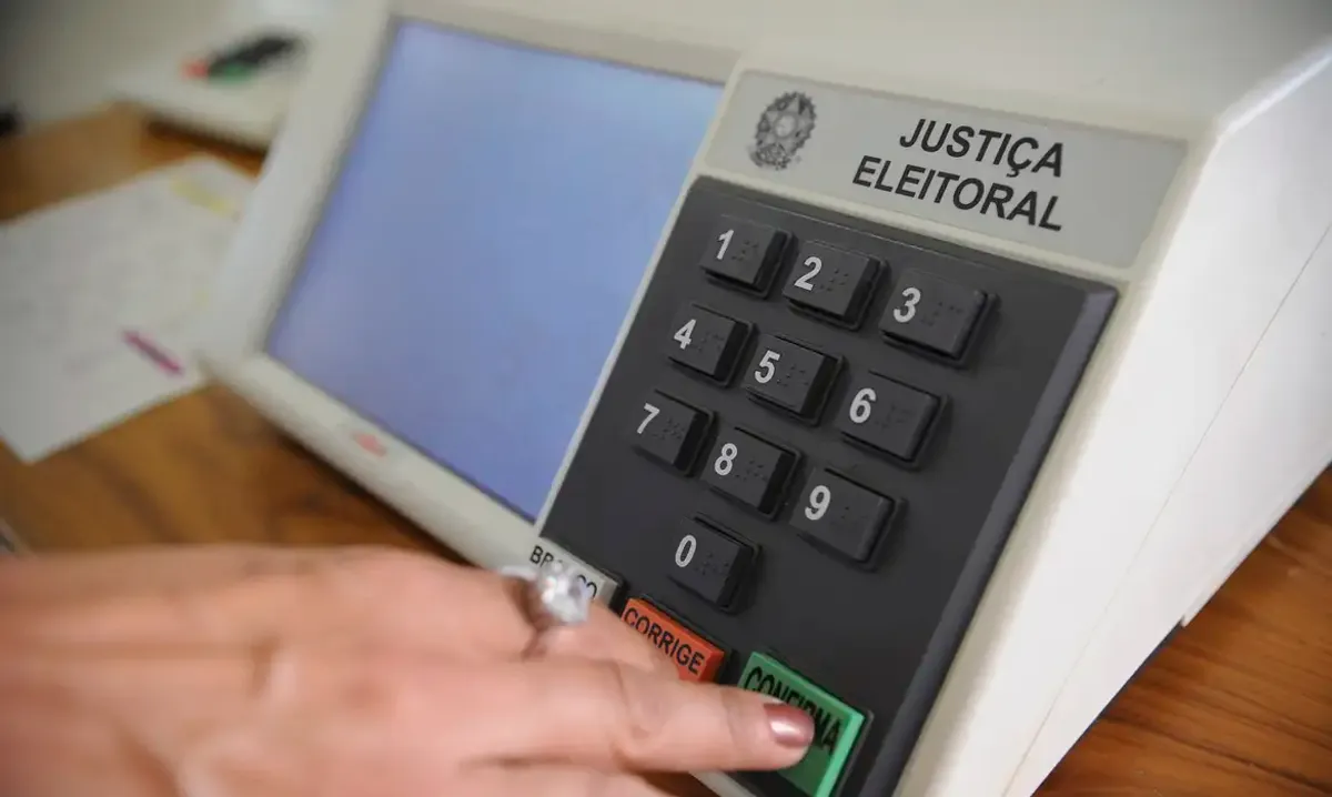 Maioria dos brasileiros apoia restrição à IA em campanhas eleitorais, aponta pesquisa CNT/MDA