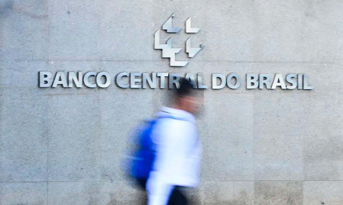 Mercado Financeiro Antecipa Redução da Selic em Meio a Incertezas Econômicas