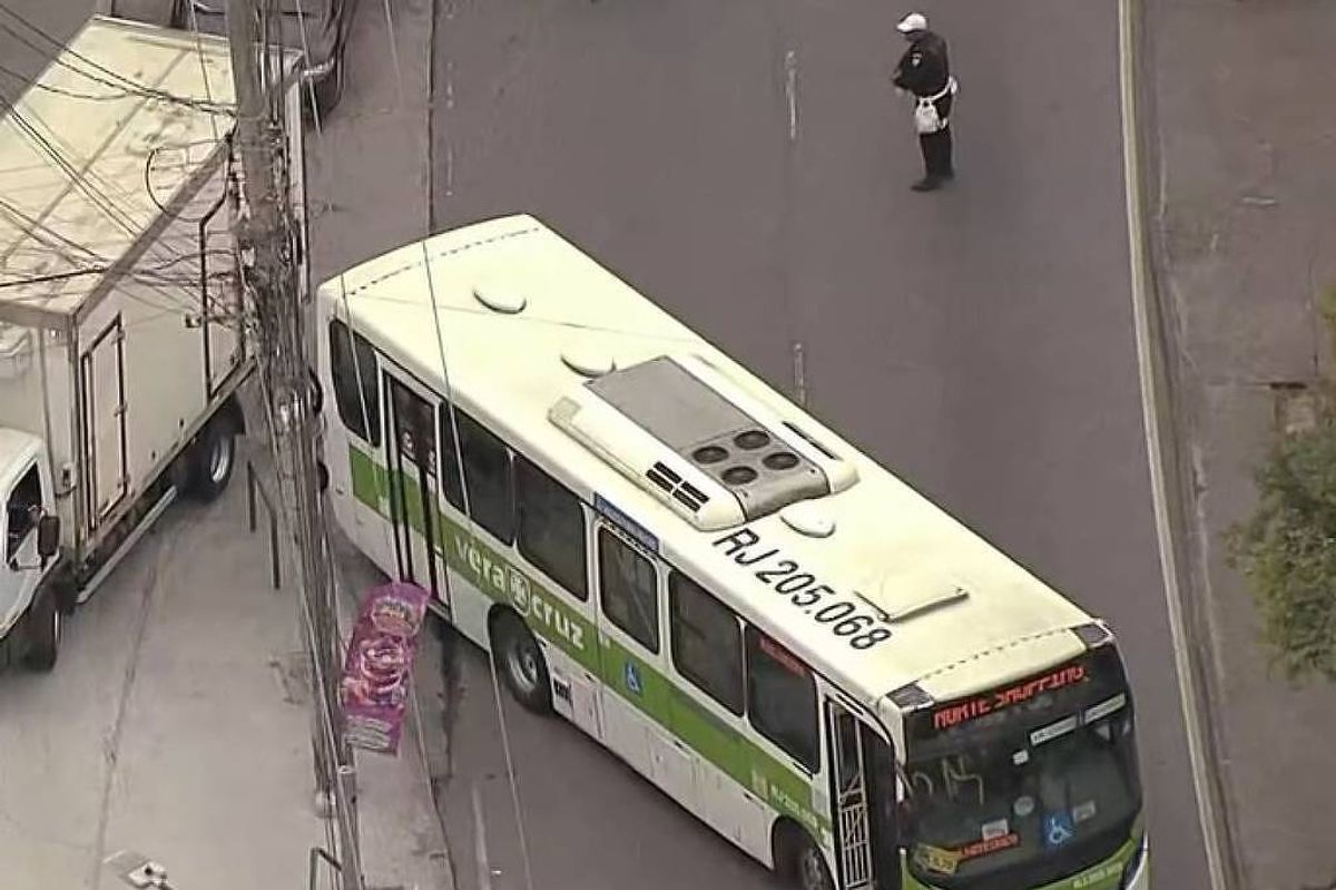 Ônibus sequestrados e usados como barricadas no Rio de Janeiro após operação policial