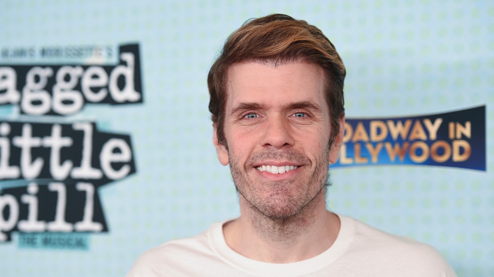 Perez Hilton internado desde agosto após automutilação, diz fonte