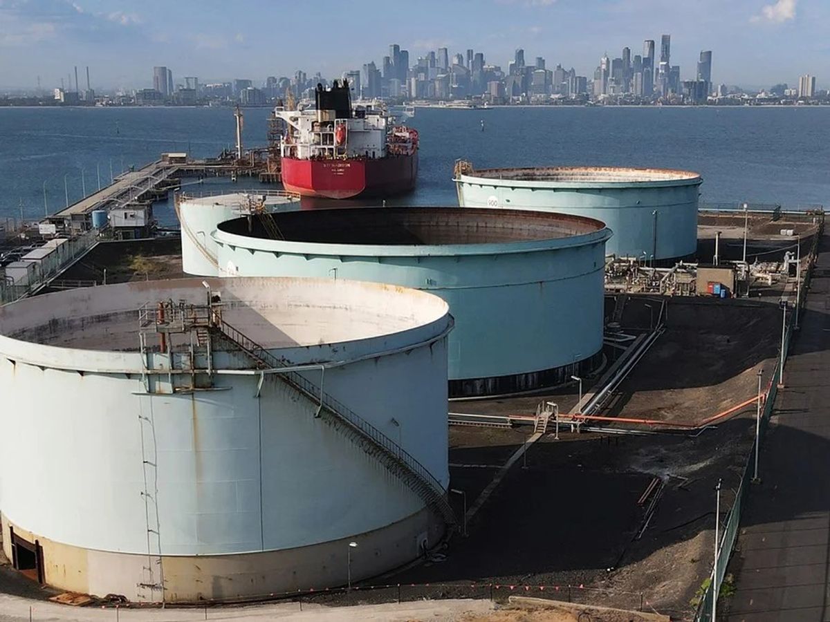 Petróleo sobe mais de 3% e alcança maior cotação em quase um mês diante de tensões no Oriente Médio