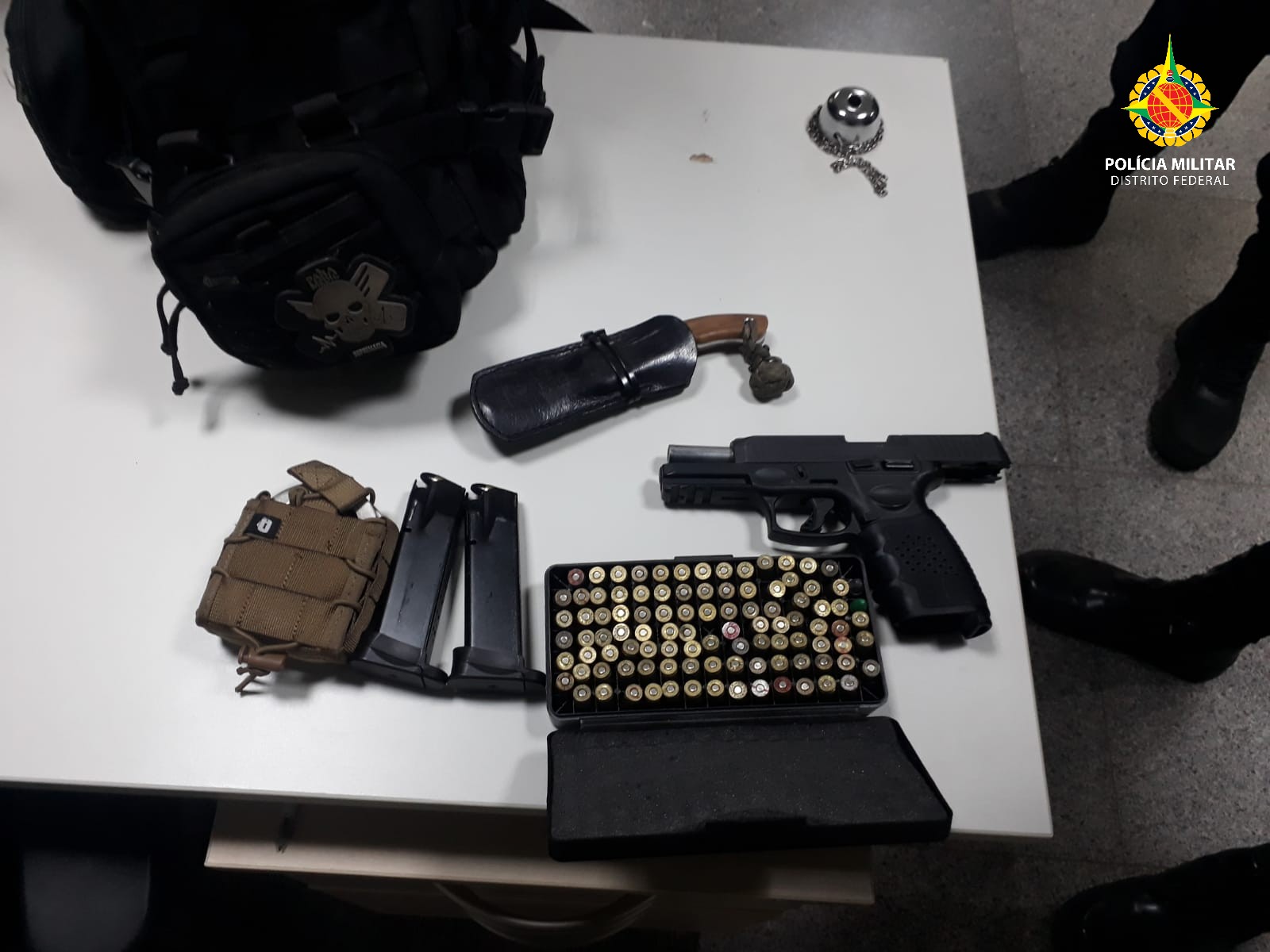 PMDF prende homem de 47 anos com pistola em Ford Fusion com dispositivo luminoso irregular