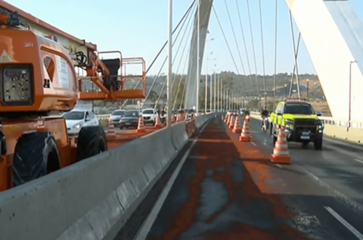 Ponte JK libera faixas após vazamento mas mantém bloqueio ao Lago Sul