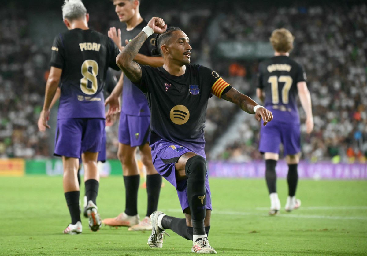 Raphinha em Destaque: Barcelona Considera o Brasileiro para a Camisa 9