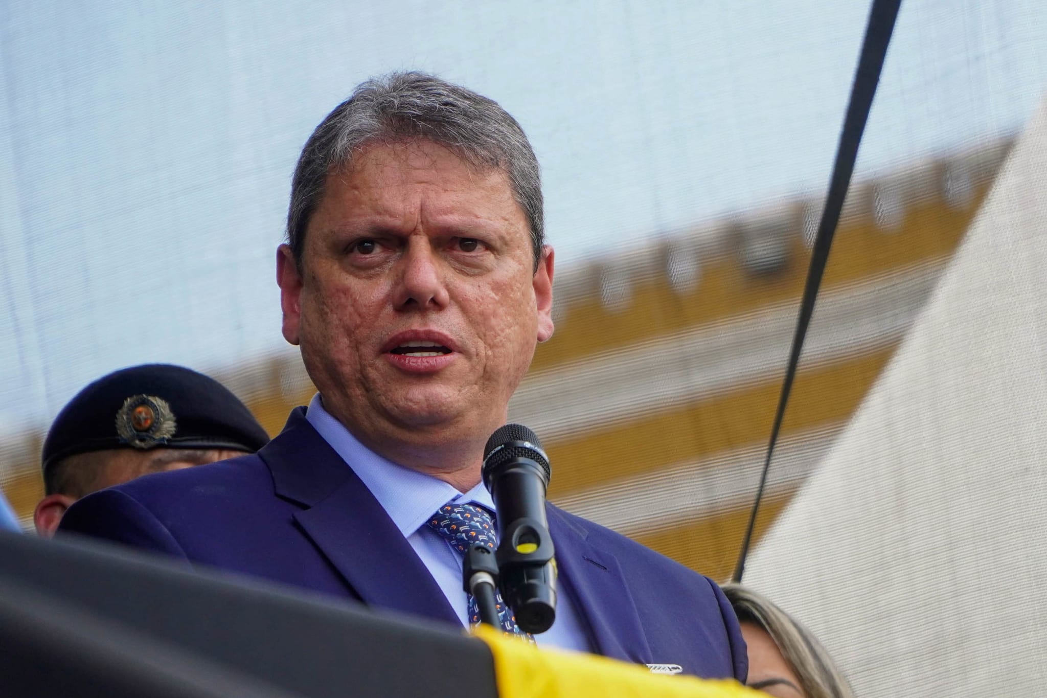 Tarcísio de Freitas Avalia Ausência de Lula e Flávio Bolsonaro em Debate como Decisão Estratégica