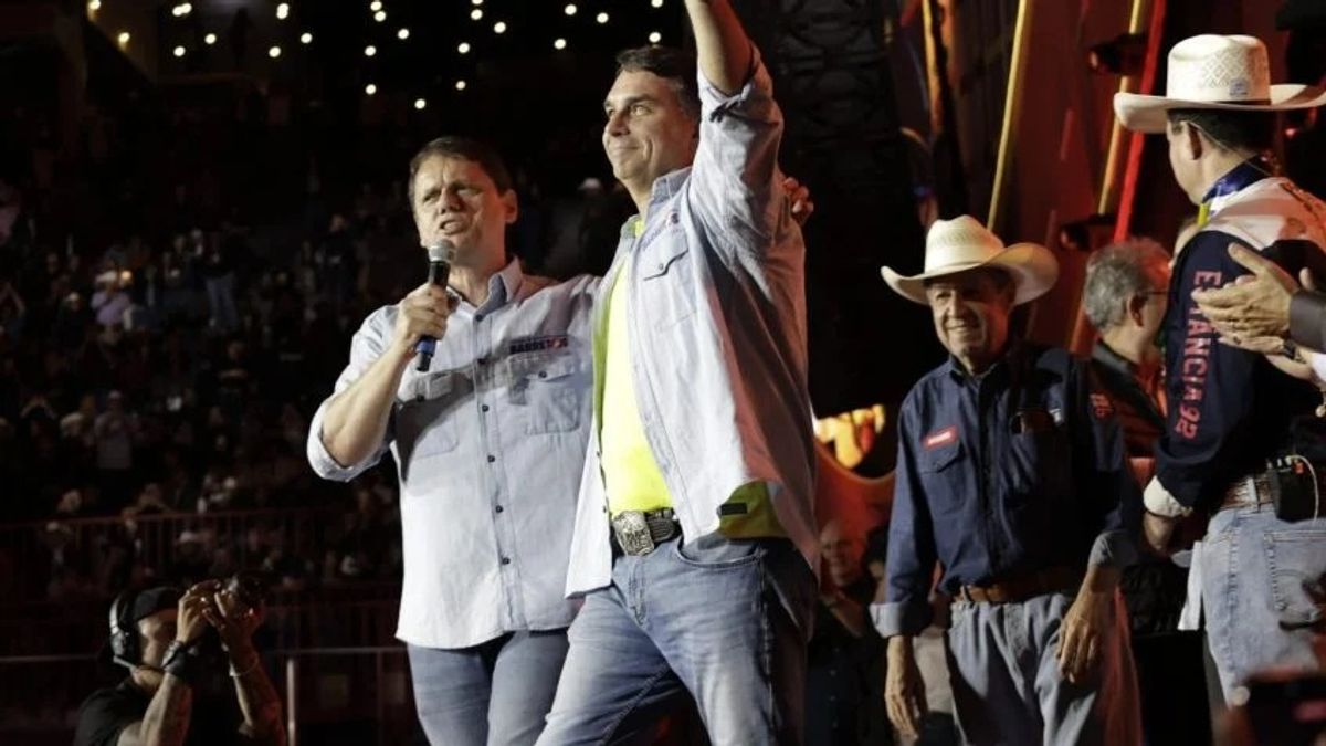 Valdemiro Santiago exibe vídeo de André Mendonça em culto com Flávio e Tarcísio