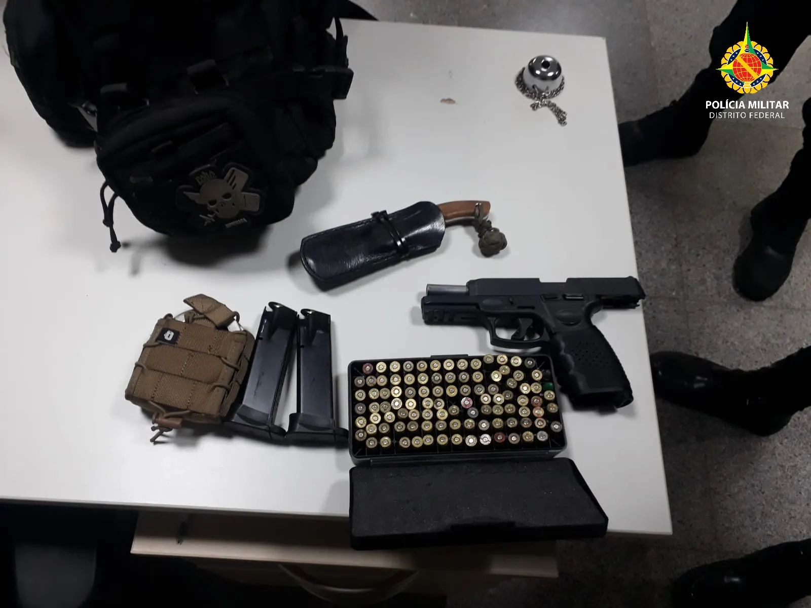 PMDF prende homem de 47 anos com pistola em Ford Fusion com dispositivo luminoso irregular