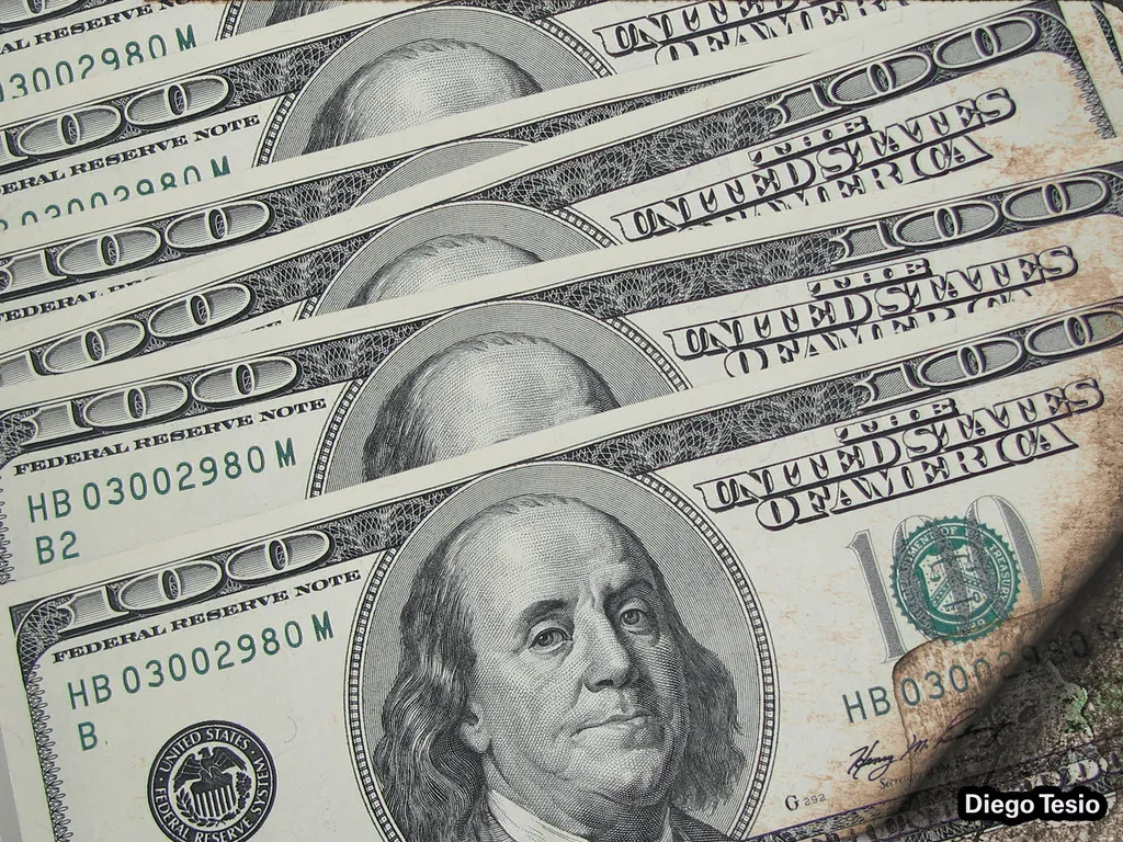 Dólar avança com petróleo em alta e tensão geopolítica; Bolsa recua