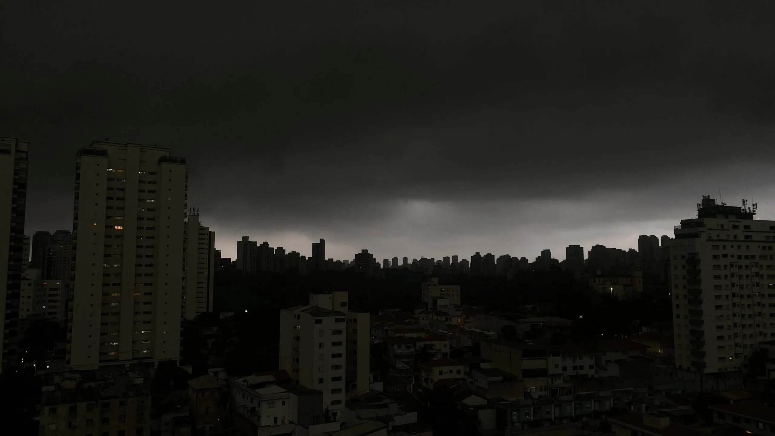 As fortes chuvas que atingiram o Sul do Brasil nos últimos dias deixaram 2.915 pessoas fora de casa até domingo (13). O Paraná concentra o maior número de afetados, com 2.057 desalojados e 362 desabrigados em 58 municípios. Santa Catarina registra 476 pessoas fora de casa e o Rio Grande do Sul contabiliza 20 desalojados.
