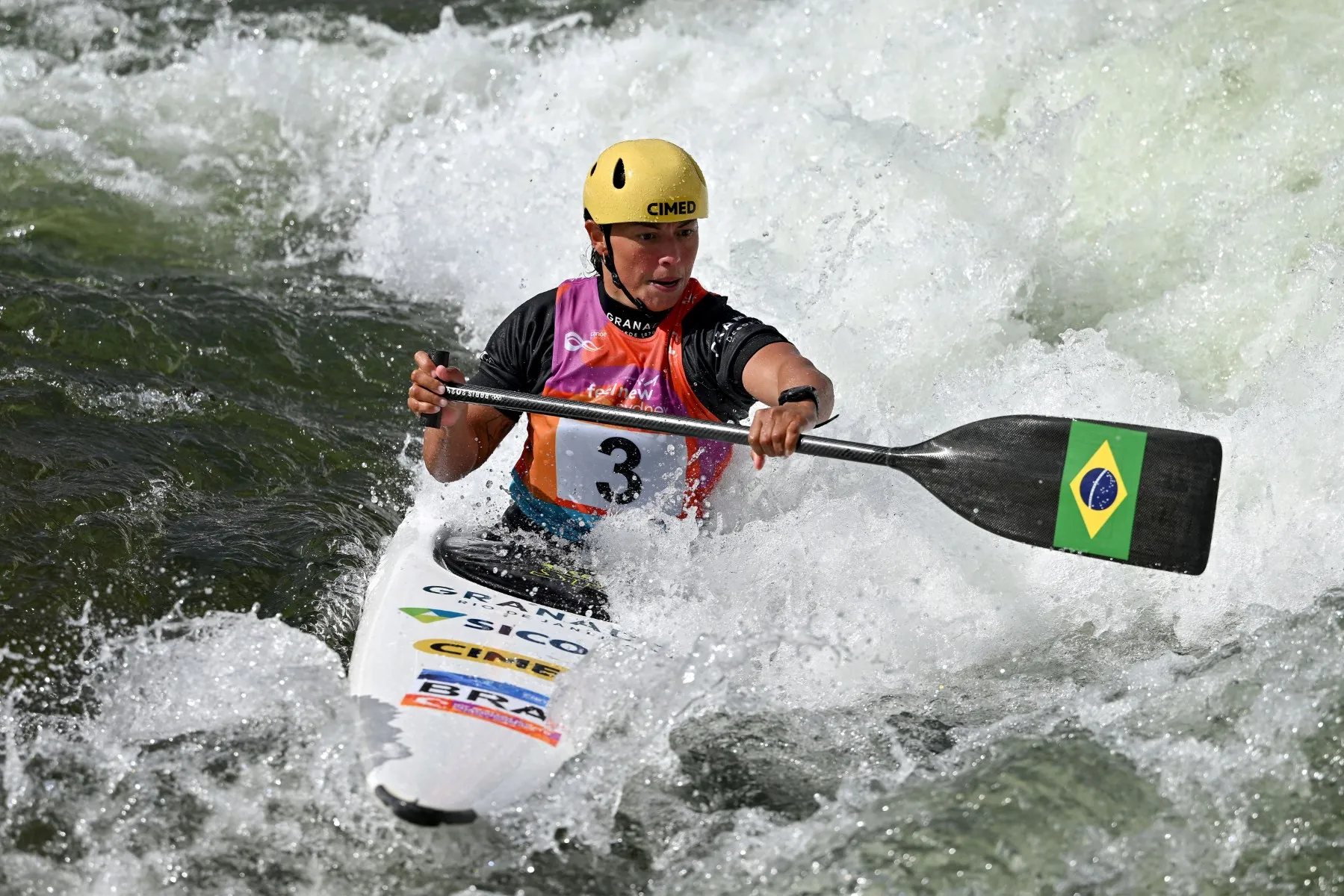 Ana Sátila conquista ouro na Copa do Mundo de canoagem slalom na Espanha