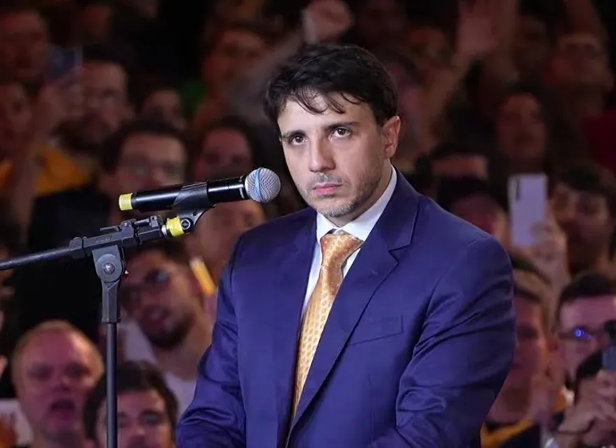 Renan Santos percorre Sul e Sudeste de ônibus na reta final da campanha